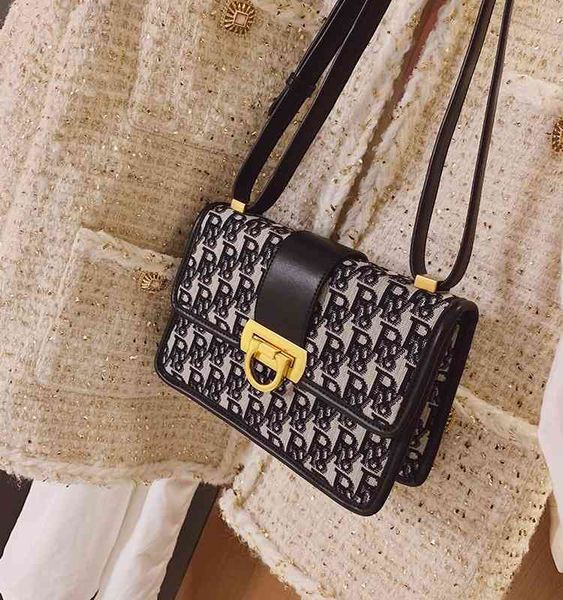 2022 factory wholesale new model fashionable and versatile embroidered thread small square women's single shoulder portable trendy canv, Black;red
2022 factory wholesale new model fashionable and versatile embroidered thread small square women's single shoulder portable trendy canv, Black;red