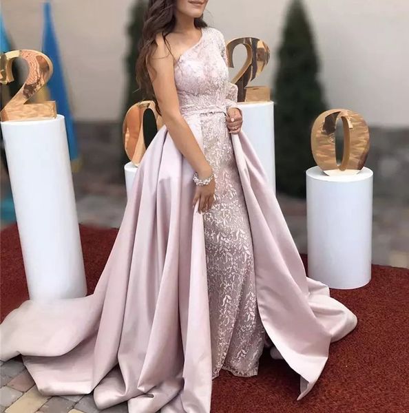 one shoulder long sleeves lace mermaid evening dresses with detachable train appliqued satin formal prom gowns, Black;red
one shoulder long sleeves lace mermaid evening dresses with detachable train appliqued satin formal prom gowns, Black;red