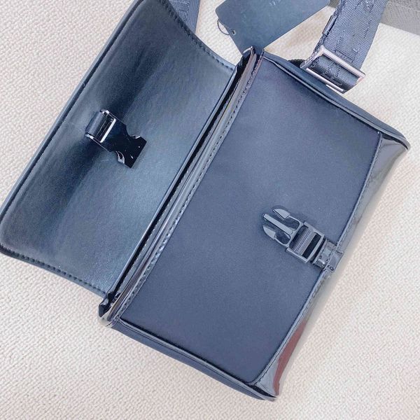 2021 women handbags men's and women's universal triangle waterproof nylon cloth chest mobile phone change small square single shou
2021 women handbags men's and women's universal triangle waterproof nylon cloth chest mobile phone change small square single shou
