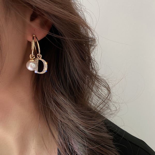 925 silver needle inlaid diamond pearl letter d earrings fashion minority design versatile earrings net red fashion personalized earrings
925 silver needle inlaid diamond pearl letter d earrings fashion minority design versatile earrings net red fashion personalized earrings