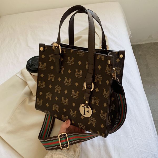 luxury handbags autumn winter new fashion trend 2021 one shoulder hand large capacity women's bag
luxury handbags autumn winter new fashion trend 2021 one shoulder hand large capacity women's bag