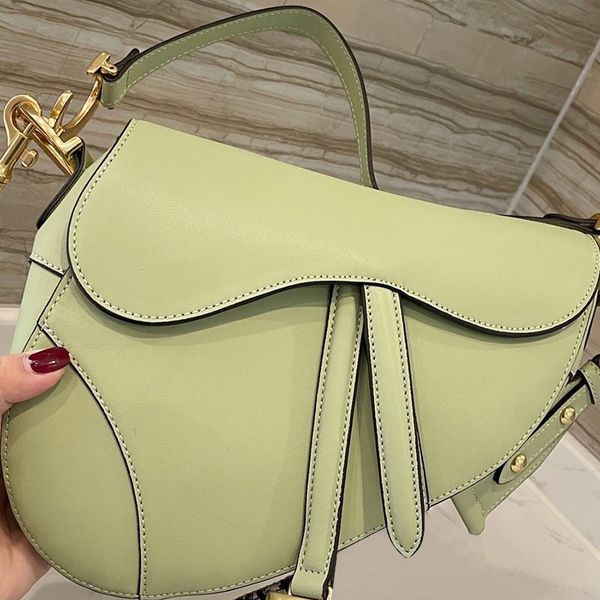 2021 ladies retro one shoulder messenger bag handbag embroidered strap fashion classic luxury designer brand
2021 ladies retro one shoulder messenger bag handbag embroidered strap fashion classic luxury designer brand
