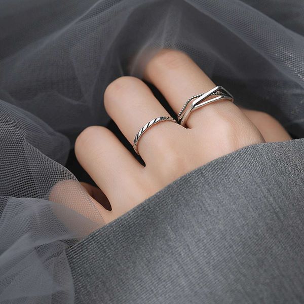 hollowed out geometric diamond female japanese and korean simple cold wind thread wave twist line ring opening, Black
hollowed out geometric diamond female japanese and korean simple cold wind thread wave twist line ring opening, Black