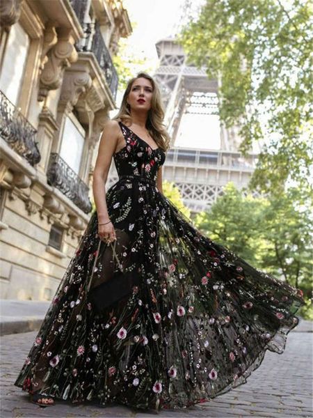 fashion embroidered v-neck dress, White;black