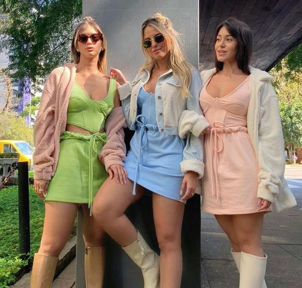 casual dresses 2021 summer chest-shaped vest + bandage waist skirt two-piece suit, Black;gray
casual dresses 2021 summer chest-shaped vest + bandage waist skirt two-piece suit, Black;gray