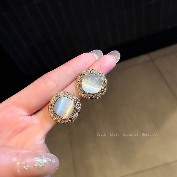 real gold electroplating 925 silver needle inlaid diamond cat's-eye stone earrings, simple earrings, fashion ear ornaments of designer
real gold electroplating 925 silver needle inlaid diamond cat's-eye stone earrings, simple earrings, fashion ear ornaments of designer