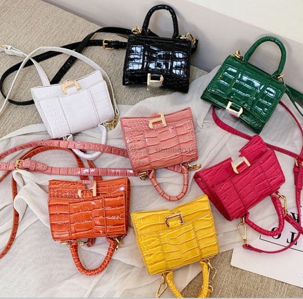 luxury girls crocodile grain handbag kids metal letter buckles chain messenger bag 2021 designer children one shoulder bags a6683, Black
luxury girls crocodile grain handbag kids metal letter buckles chain messenger bag 2021 designer children one shoulder bags a6683, Black