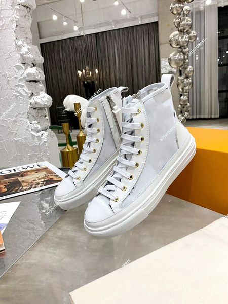 classic high sneakers boot, women luxurys designers shoes with signature at the back, features a side zip for easy fitting, size 35-40
classic high sneakers boot, women luxurys designers shoes with signature at the back, features a side zip for easy fitting, size 35-40