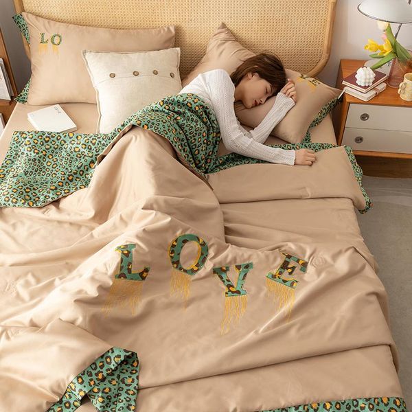 bedding sets 1or 4pcs summer quilt comforter tencel air condition leopard letter patchwork soft blanket 220*240cm modern style home textile
bedding sets 1or 4pcs summer quilt comforter tencel air condition leopard letter patchwork soft blanket 220*240cm modern style home textile