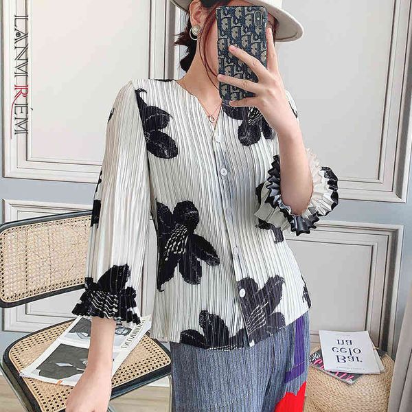 women blouses v-neck spring shirts with button print all-match flare sleeve casual outerwear female 2d1247 210507, White
women blouses v-neck spring shirts with button print all-match flare sleeve casual outerwear female 2d1247 210507, White