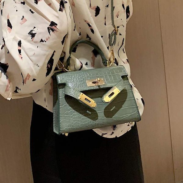 high end autumn and winter french small kelly 2020 fashion hand slung one shoulder women's bag
high end autumn and winter french small kelly 2020 fashion hand slung one shoulder women's bag