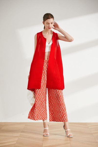 dresses fashion miyake fold o-neck sleeveless single-breasted solid color long coat, White
dresses fashion miyake fold o-neck sleeveless single-breasted solid color long coat, White
