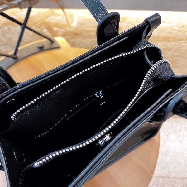 fashion women's messenger bag crossbody designer handbag classic letter printing texture totes trend one shoulder shopping bags
fashion women's messenger bag crossbody designer handbag classic letter printing texture totes trend one shoulder shopping bags