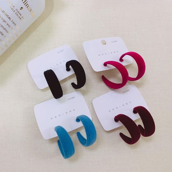 s925 autumn and winter temperament velvet circle earrings high sense of women dangle earrings, Silver
s925 autumn and winter temperament velvet circle earrings high sense of women dangle earrings, Silver