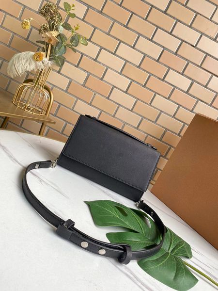 wholesale lockme pure colors cross body bags women genuine leather golden chain shoulder bags m56087
wholesale lockme pure colors cross body bags women genuine leather golden chain shoulder bags m56087