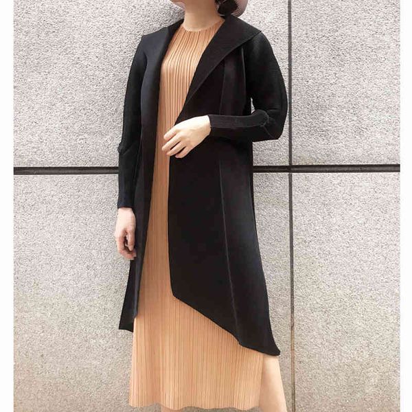 coats miyake turn-down collar pleated l sleeve long outerwear coat, Tan;black
coats miyake turn-down collar pleated l sleeve long outerwear coat, Tan;black