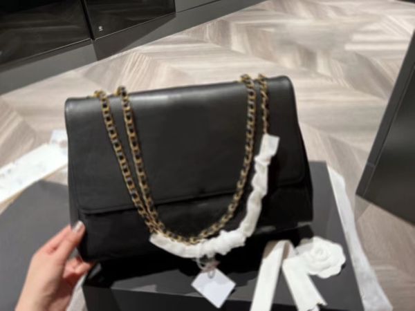 the airport bag with simple style comes from the works of famous high-end designers
the airport bag with simple style comes from the works of famous high-end designers