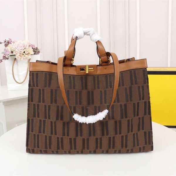 2021 heavy embroidery tote bag designer wear resistant canvas fabric with leather fashion large capacity handbag
2021 heavy embroidery tote bag designer wear resistant canvas fabric with leather fashion large capacity handbag