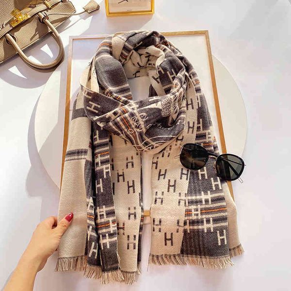 the new design korean autumn and winter new imitation cashmere letter women's double-sided color splicing thickened warm shawl bib, Blue;gray
the new design korean autumn and winter new imitation cashmere letter women's double-sided color splicing thickened warm shawl bib, Blue;gray