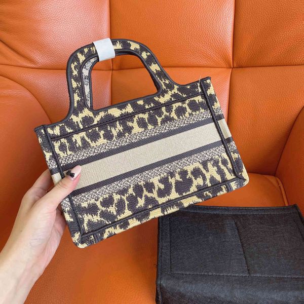 design bags in new stars with same shopping bag fashionable, and the trend of tote bag flower handbag is fashionable
design bags in new stars with same shopping bag fashionable, and the trend of tote bag flower handbag is fashionable