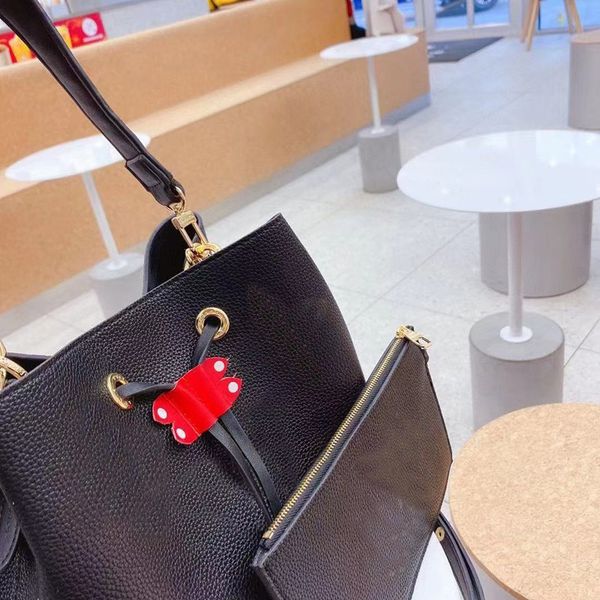luxury designer brand ladies messenger shoulder bag two-piece large-capacity zipper printed pattern wallet
luxury designer brand ladies messenger shoulder bag two-piece large-capacity zipper printed pattern wallet