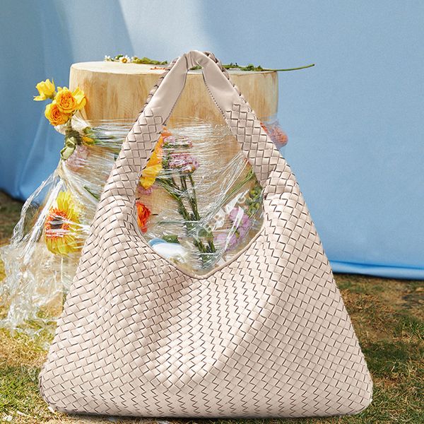 hbp ladies woven solid color large capacity hand bags shoulderbag simple casual soft leather shopping bag
hbp ladies woven solid color large capacity hand bags shoulderbag simple casual soft leather shopping bag
