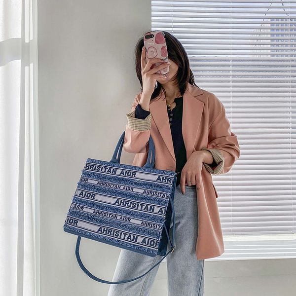 female 2021 new korean fashion canvas single shoulder tote bag large capacity letter messenger bag
female 2021 new korean fashion canvas single shoulder tote bag large capacity letter messenger bag