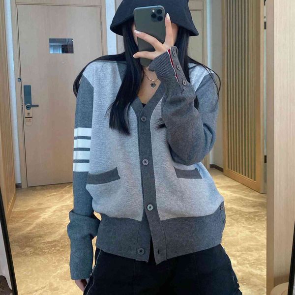 early autumn 2021 new short tb color blocking waffle knitted cardigan coat women's versatile v-neck striped sweater, White;black
early autumn 2021 new short tb color blocking waffle knitted cardigan coat women's versatile v-neck striped sweater, White;black