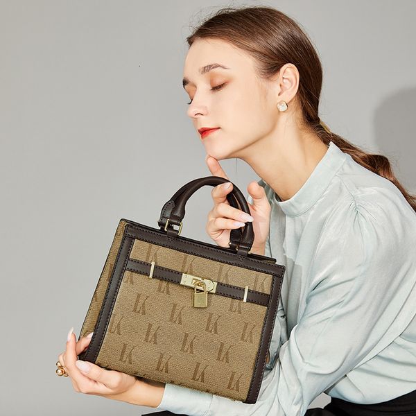 2021 fashion print contrast bag versatile one shoulder messenger handbag trendy classic
2021 fashion print contrast bag versatile one shoulder messenger handbag trendy classic