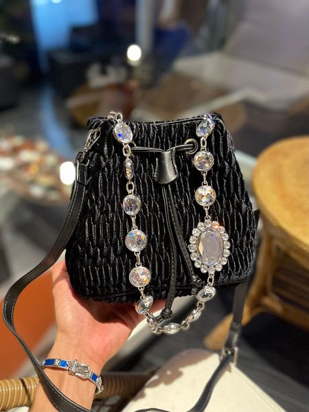 exquisite and elegant women's shoulder bag ladies handbag in velvet material with gemstone chain handle sweet style bucket bags purse
exquisite and elegant women's shoulder bag ladies handbag in velvet material with gemstone chain handle sweet style bucket bags purse