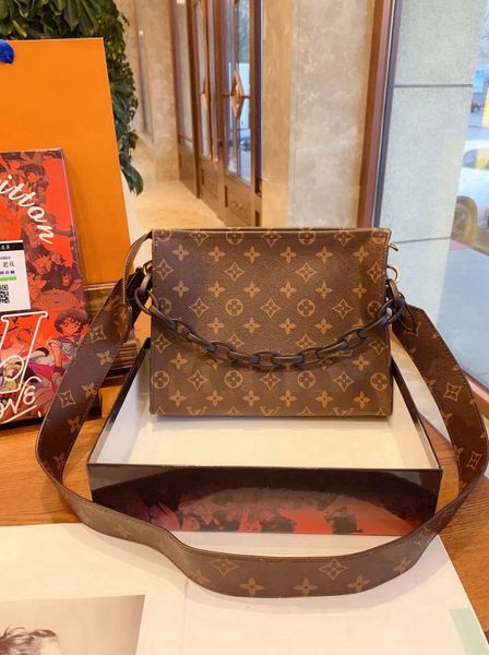 Top Quality Woman Luxury Designers Bags Fashion Classic Leather Handbag Purses Shoulder Chain Cross body Bag -L1404, Red;black
Top Quality Woman Luxury Designers Bags Fashion Classic Leather Handbag Purses Shoulder Chain Cross body Bag -L1404, Red;black
