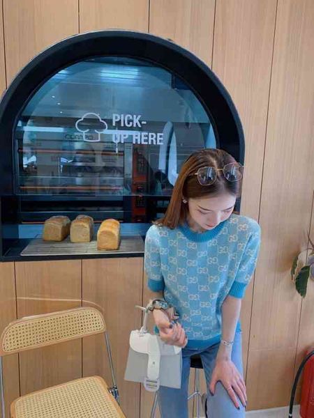 2022 factory wholesale new spring jacquard double g letter knitted sleeve women's trend loose short pullover t-shirt, White;black
2022 factory wholesale new spring jacquard double g letter knitted sleeve women's trend loose short pullover t-shirt, White;black