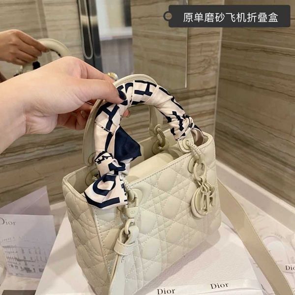 d 2021 casual and fashionable hand-held slung nubuck princess bag women's handbag
d 2021 casual and fashionable hand-held slung nubuck princess bag women's handbag