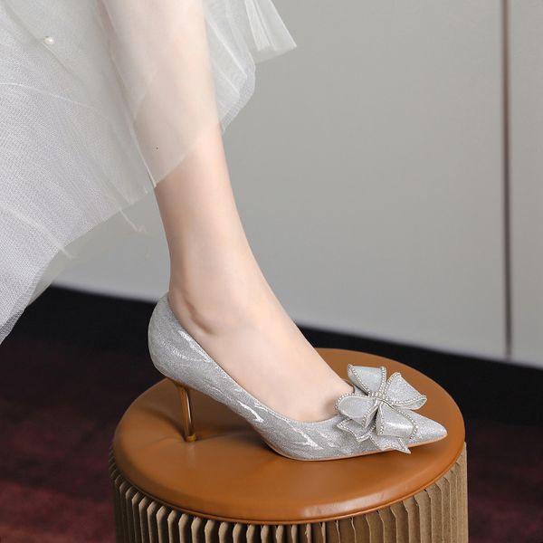 high heels in autumn 2021 female stiletto fairy style sequin pointed banquet bow large single shoe
high heels in autumn 2021 female stiletto fairy style sequin pointed banquet bow large single shoe