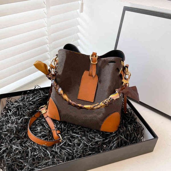 luxury women shoulder chain bucket letters with the bag bag, fashionable woman zipper suture package
luxury women shoulder chain bucket letters with the bag bag, fashionable woman zipper suture package