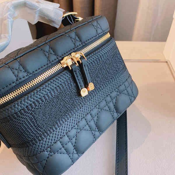 2021 brand designer make-up bag women's fashion luxury shoulder bags classic retro cross shaped handbag size 19*11*14cm
2021 brand designer make-up bag women's fashion luxury shoulder bags classic retro cross shaped handbag size 19*11*14cm