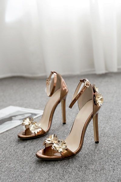 dress shoes high heels metal handmade flower decoration sandals are available in size 40, Black
dress shoes high heels metal handmade flower decoration sandals are available in size 40, Black