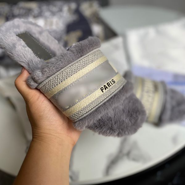 2021 luxury ladies slippers with letters plush slippers classic with original box, Black
2021 luxury ladies slippers with letters plush slippers classic with original box, Black