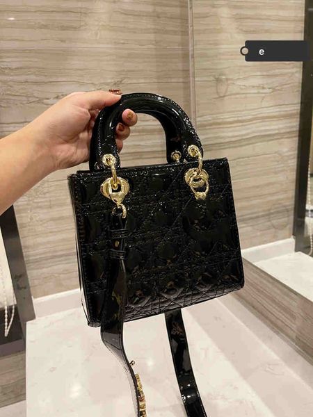 women handbags 2021 new fashion ladies shoulder bags solid patent leather classic tote-bags crossbody-bags 20*18cm
women handbags 2021 new fashion ladies shoulder bags solid patent leather classic tote-bags crossbody-bags 20*18cm
