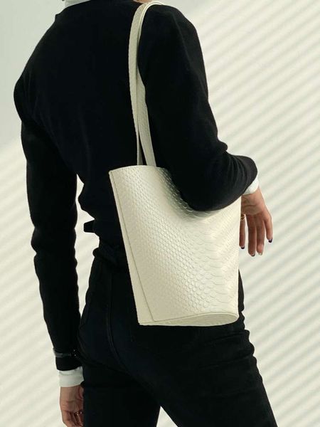 2021 leather bucket bag large capacity one shoulder slant cross hand fashionable versatile women's
2021 leather bucket bag large capacity one shoulder slant cross hand fashionable versatile women's