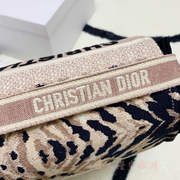 di fall winter 2021new camp series colorful embroidery canvas fferential bag
di fall winter 2021new camp series colorful embroidery canvas fferential bag