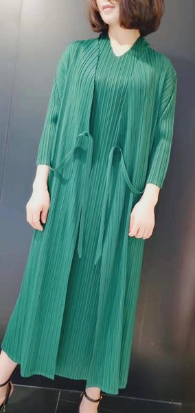dress miyake fold autumn bronzing two-piece set pleated long windbreaker + large swing half sleeve, Black;gray
dress miyake fold autumn bronzing two-piece set pleated long windbreaker + large swing half sleeve, Black;gray