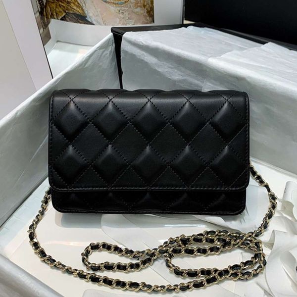 Designer luxury2020 New style Sheep skin that has been specially treated Very scraping resistance Light the luxury of feeling Internal zippe
Designer luxury2020 New style Sheep skin that has been specially treated Very scraping resistance Light the luxury of feeling Internal zippe