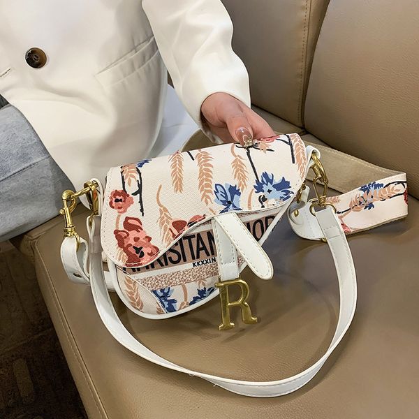 women's 2021 new fashion canvas printed single saddle net red texture wide shoulder strap messenger women's bag
women's 2021 new fashion canvas printed single saddle net red texture wide shoulder strap messenger women's bag