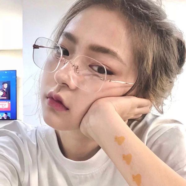 design same rimless glasses are fashionable, transparent, blue light proof, personalized flat lens, which can be matched with myopia, White;black
design same rimless glasses are fashionable, transparent, blue light proof, personalized flat lens, which can be matched with myopia, White;black