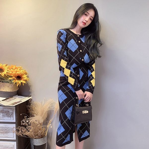 winter fashion 2 pcs women set single breasted cardigan geometric patterns print knit sweater + high waist long skirt suit 210514, White
winter fashion 2 pcs women set single breasted cardigan geometric patterns print knit sweater + high waist long skirt suit 210514, White