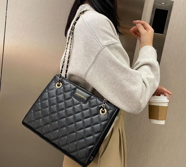 spring and summer diamond handbags 2021 fashion messenger bag large capacity chain shoulder handbag
spring and summer diamond handbags 2021 fashion messenger bag large capacity chain shoulder handbag