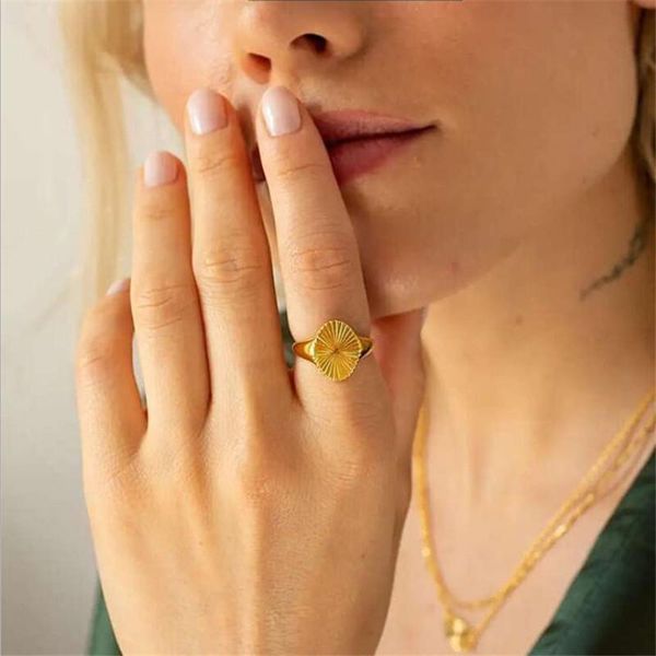 women ring retro gold-plated female high-preservation color sun flower round index finger cluster rings, Golden;silver
women ring retro gold-plated female high-preservation color sun flower round index finger cluster rings, Golden;silver