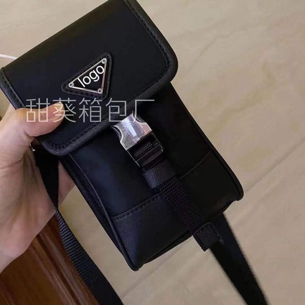 2021 new p family one shoulder nylon mobile phone mini men's and women's messenger triangle label leisure postman bag
2021 new p family one shoulder nylon mobile phone mini men's and women's messenger triangle label leisure postman bag