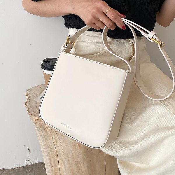 niche design high-quality western-style bag female 2021 fashion messenger bucket shoulder width: 22cm cross body
niche design high-quality western-style bag female 2021 fashion messenger bucket shoulder width: 22cm cross body
